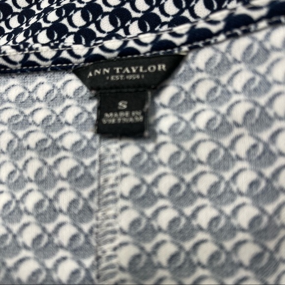 Ann Taylor Flutter Sleeve Blouse Navy and White with Circles and Band Waist Top - Picture 11 of 12